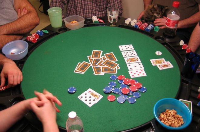 Loose is the one who plays many hands and of different types